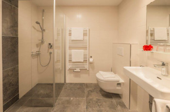 AktivHotel Hochfilzer Ellmau am Wilden Kaiser Tirol Beispielbild Bad Doppelzimmer Komfort