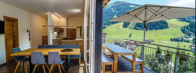 Wohnraum und Balkon