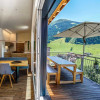 Wohnraum und Balkon
