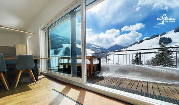 Wohnraum mit Ausblick über Hinterglemm und Westgipfel mit Zwölferkogel