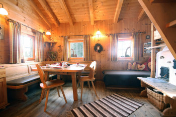 Stube mit Kachelofen