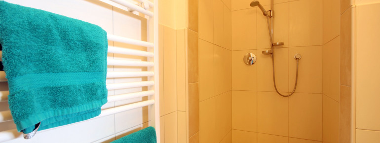 Badezimmer mit Dusche