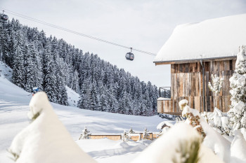 Direkt neben unserer Alm schweben die Gondeln