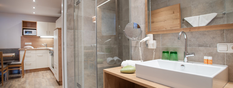 Badezimmer mit Dusche und separates WC