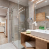 Badezimmer mit Dusche und separates WC