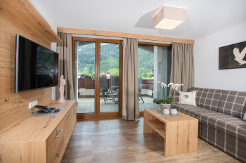 Schöner Wohnraum mit herrlicher Dachterrasse