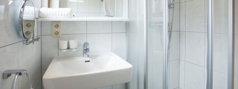 Badezimmer mit Dusche & WC