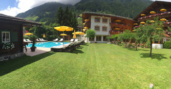 Alpenhotel Tirolerhof "Garten mit kleinen Kinderspielplatz und Tischtennisplatte"