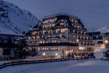 Hotelansicht am Abend