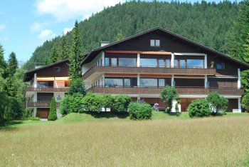 Blick auf Berghaus Tirol im Sommer