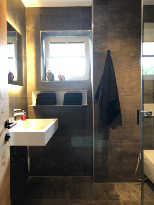 Erdgeschoss | Badezimmer mit Wasserfall Dusche
