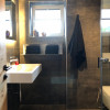 Erdgeschoss | Badezimmer mit Wasserfall Dusche