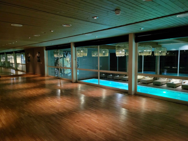 Der Arosa Alpine Club bietet einen Gruppenraum für Fitnesskurse, die im Aufenthalt inbegriffen sind.