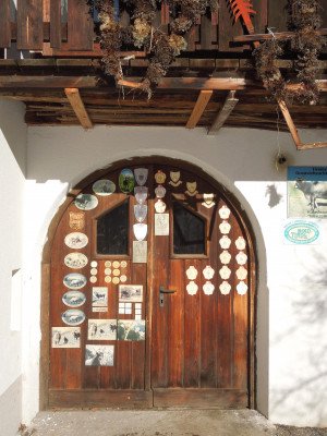 Hoftüre mit Abzeichen von unseren Tieren