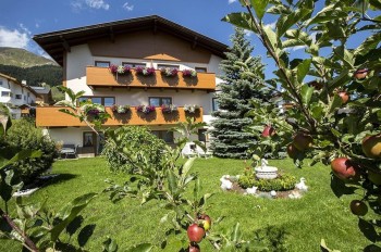 Apart Bianca, Fiss: Unser gemütliches Haus mit der großen Liegewiese in Sommerstimmung :) :)