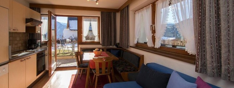 Appartement Bergblick 3: Südliche Türe zum großen Garten :)