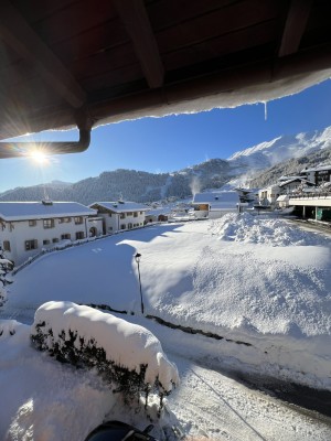 Terrassenausblick zum Skigebiet, Dorfblick 1