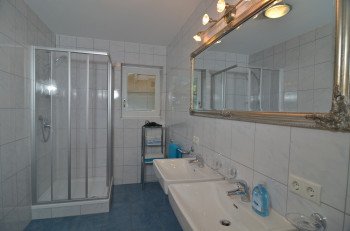großes Badezimmer