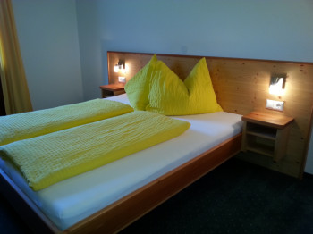 Schlafzimmer mit Vollholzmöbeln