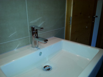 Waschbecken in zwei Schlafzimmern
