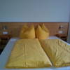 Doppelbettschlafzimmer mit Bettwäsche