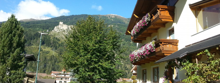 Im Hintergrund, Schloss Laudegg