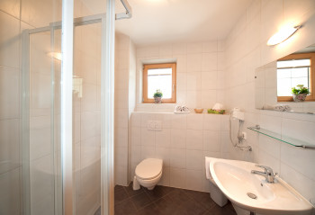Badezimmer mit Dusche und WC