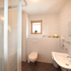 Badezimmer mit Dusche und WC
