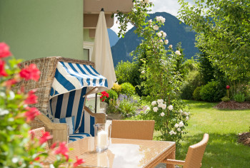 gemütliche Gartenterrasse für viele Sonnenstunden