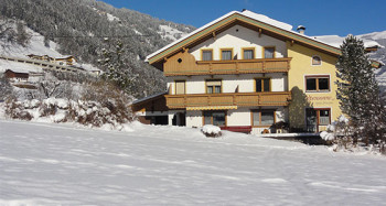 Zentrale Ausgangslage zu den Zillertaler Skischaukeln: 6 Automin. zur Talstation der Zillertal-Arena (Zell, Gerlos, Gerlosplatte, Königsleiten, Krimml, Wald, , 8 Automin. zur Talstation von Ski-Zillertal 3000 (Horberg, Mayrhofen, Finkenberg, Tux), 10 Automin. zur Talstation von Ski Optimal Hochzillertal-Hochfügen. Skibus Zillertal-Arena 3 Gehmin. Langlaufloipe in Nähe.