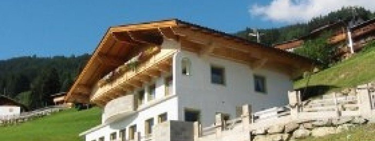 Hausansicht im Sommer