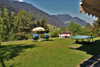Weiträumiger und sonniger Garten mit zauberhafter Aussicht und Liegestühlen zum Entspannen