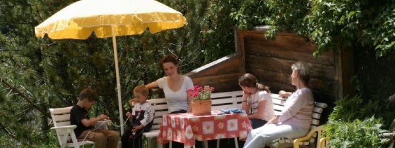 Im Sommer vor dem Haus,