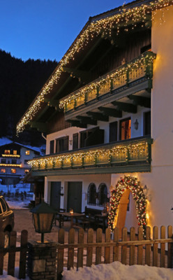 Facade, Hauptgebäude, Winterbeleuchtung