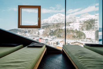 Ausblick in die Bergwelt im Ruheraum Steinbergkino