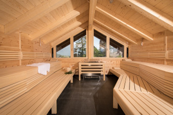 Steinbergsauna im LEONARIUM über den Dächern von Leogang