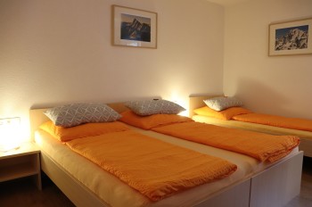 App. 3 "Eisenspitz" - Schlafzimmer mit 1 Doppelbett und 2 Einzelbetten