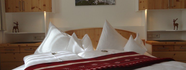 Zirbenholz Schlafzimmer im Appartement A mit viel Platz