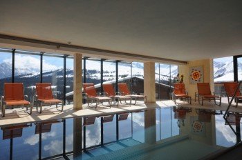 Hallenbad mit Panoramablick
