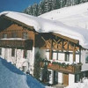 Ansicht mit Skipiste im Hintergrund