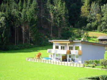 Hausansicht im Sommer