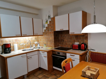 gemütliche Küche mit Toaster, Wasserkocher, Kaffeemaschine und Ceranfeld, Backofen