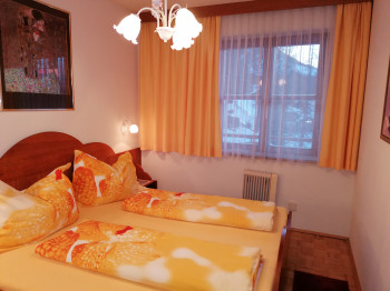 Schlafzimmer mit Doppelbett