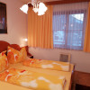 Schlafzimmer mit Doppelbett