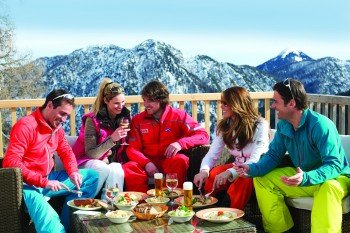 Sonnenterrasse vor unserem Haus mit Cafe "Servus"