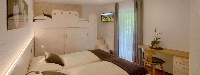 Schlafzimmer mit Hochbett // Löfflerblick - Apartments & Wellness