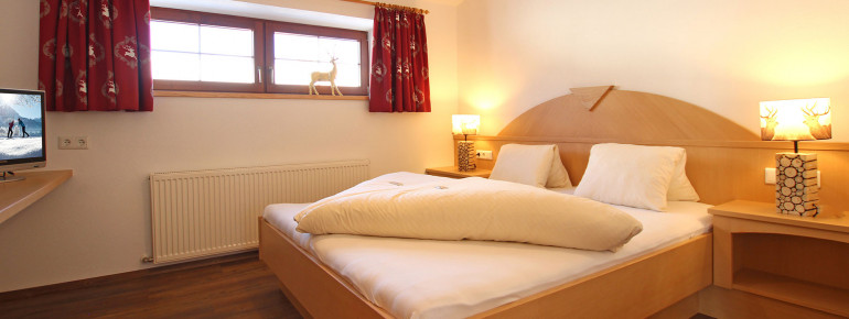 Schlafzimmer mit Fernseher