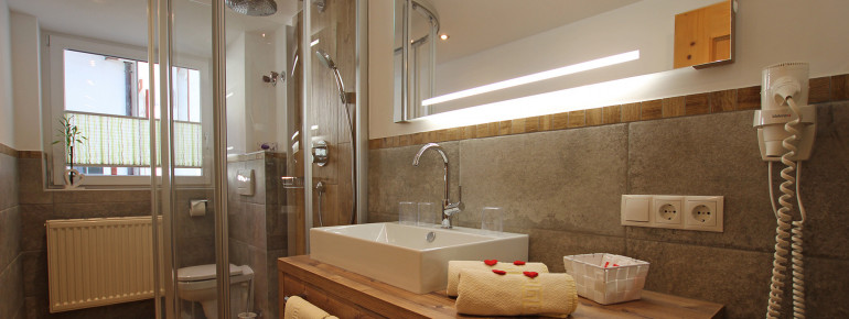 Badezimmer mit Regendusche