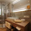 Badezimmer mit Regendusche