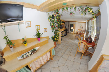 Gastraum mit Rezeption und Bar
